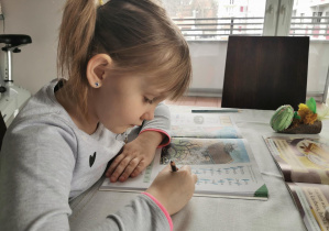 Dziewczynka pisze po śladzie
